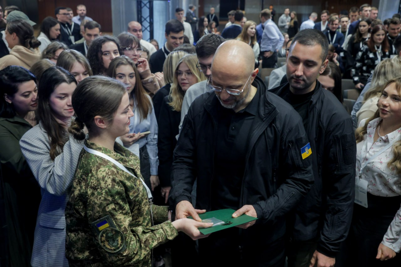 Кабінет Міністрів України - Прем'єр-міністр провів бесіду зі студентами щодо ключових освітніх реформ, які реалізує уряд.