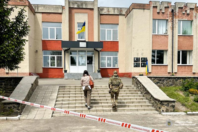 У місті Дубно учень вирішив підірвати ліцей, аби помститися своєму однокласнику. Це сталося в Рівненській області, про що повідомляють місцеві новини.