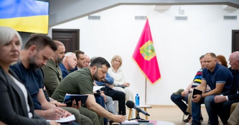 На підприємствах, розташованих в прифронтових районах, є можливість підвищити кількість працівників, що підлягають бронюванню, - заявив Зеленський.