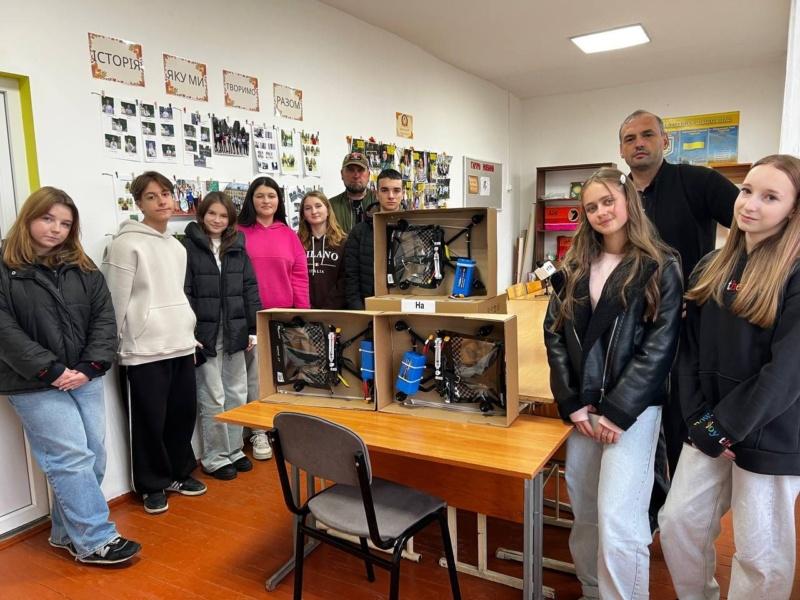 Учні з Лисця передали військовим безпілотники, акумулятори та зарядні станції.