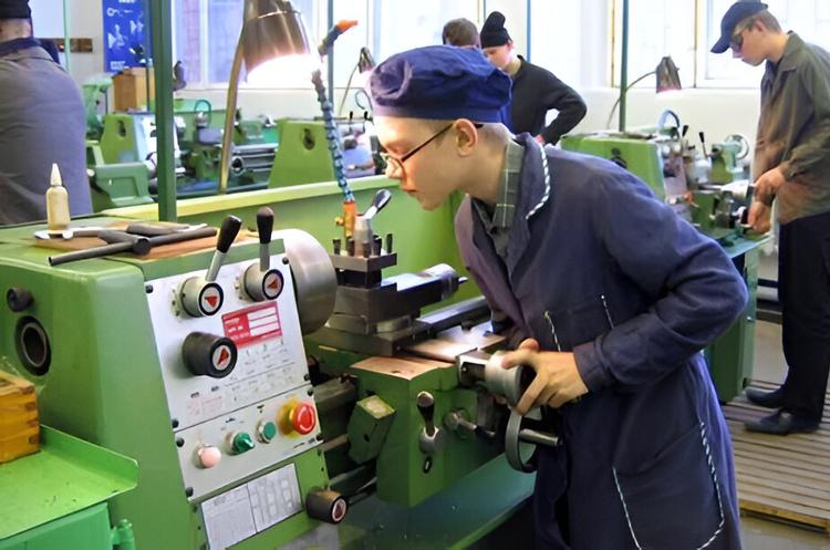 Росія впевнено трансформується на державу, що нагадує професійно-технічний навчальний заклад.