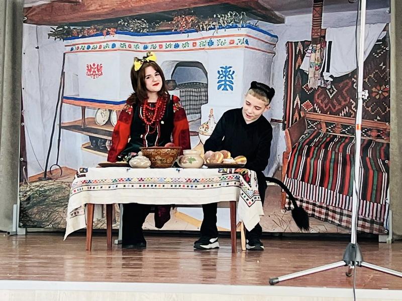 Учні з Франківська організували благодійну виставу, на якій вдалося зібрати близько 13 тисяч гривень на підтримку Збройних Сил України.