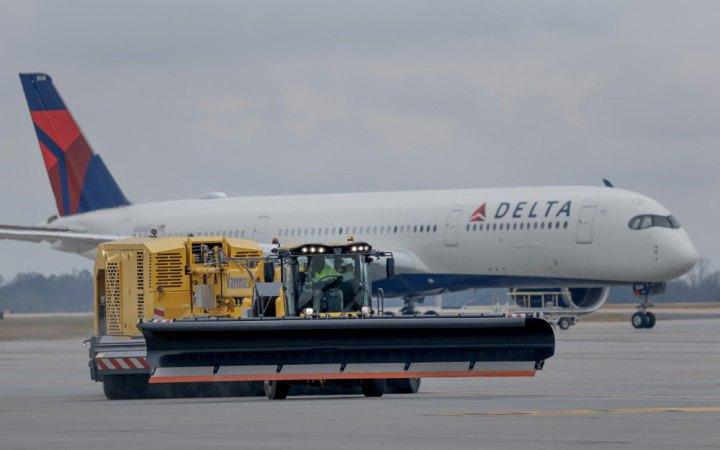 У Сполучених Штатах скасували близько 10 тисяч авіарейсів внаслідок сильного зимового шторму.