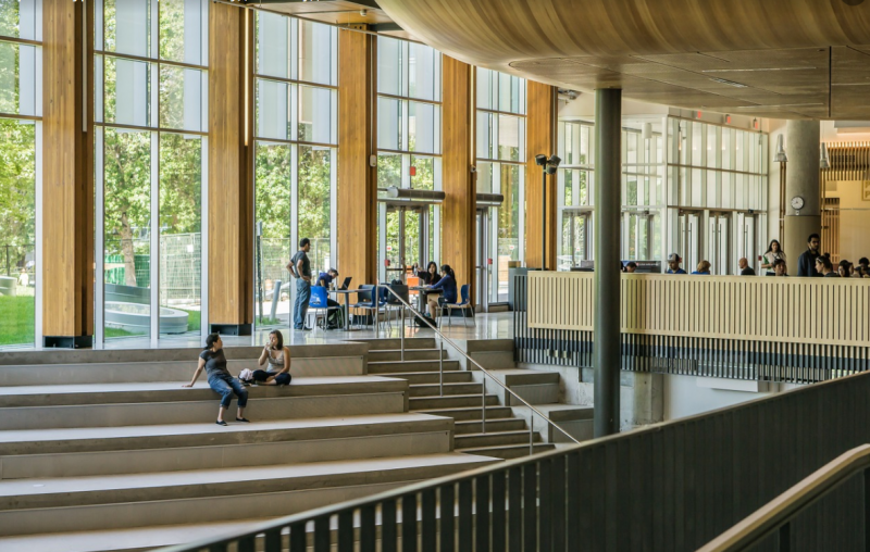 Студентів виселяють із гуртожитків, а ціни на проживання збільшуються майже в два рази.