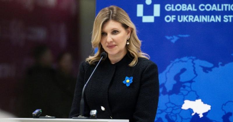 У темному вбранні з квіткою у синьо-жовтих тонах: Олена Зеленська під час офіційного візиту до Литви.