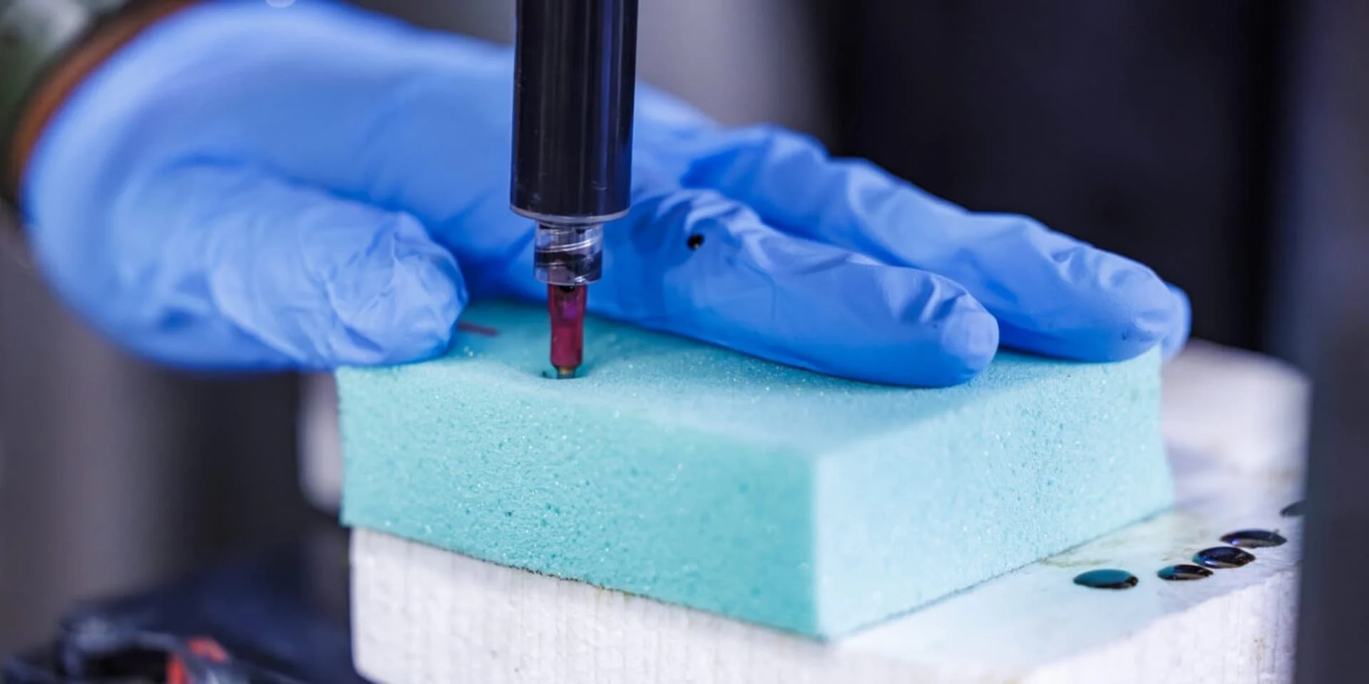 Гібридна піна. Дослідники розробили новий матеріал, здатний поглинати удари в десять разів ефективніше, ніж традиційні варіанти.