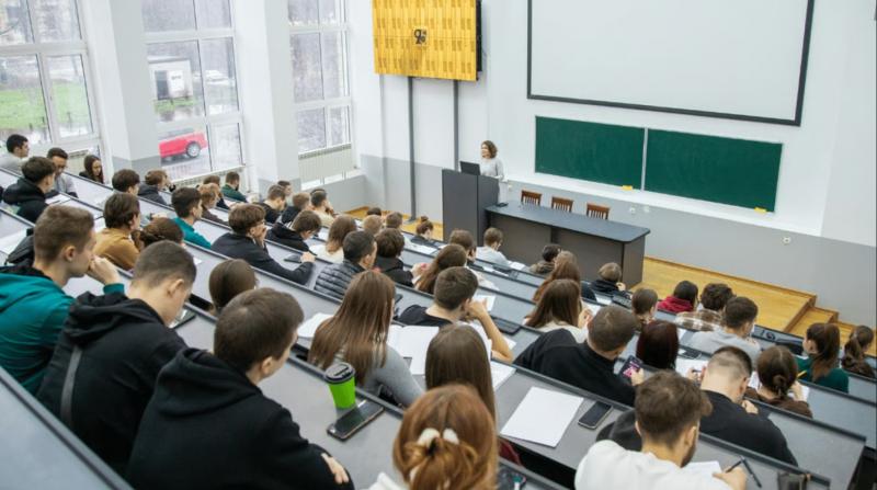 Надсилайте дітей до бурси: у Міністерстві освіти оголосили про доступну вищу освіту.