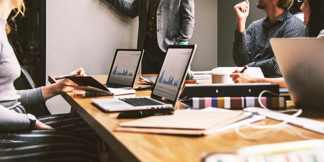 Нові акценти. Молоді підприємці у сфері штучного інтелекту залишають навчання і фінансують своє життя за рахунок інвестицій -- WSJ.