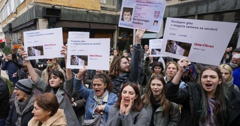 Десятки тисяч людей вийшли на вулиці Сербії для протестів: що відбувається (відео)