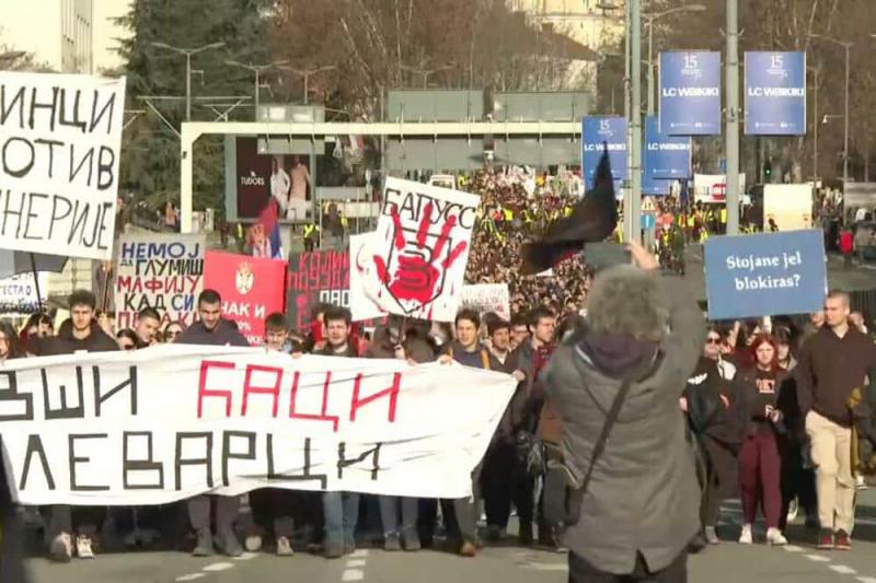 Сербські аграрії та студенти розпочали добову блокаду транспорту в Белграді.