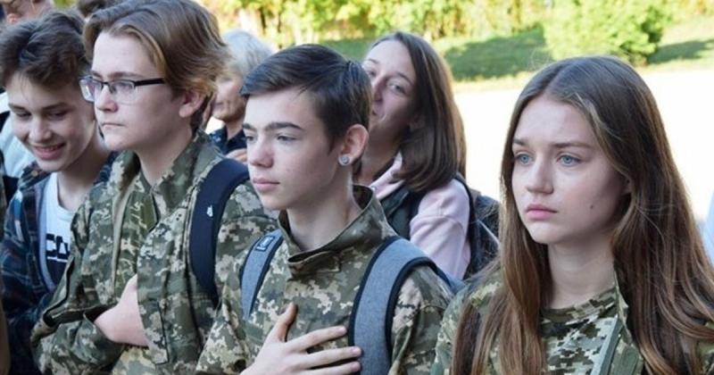З 1 вересня в українських школах стартує загальновійськова підготовка: що чекати?