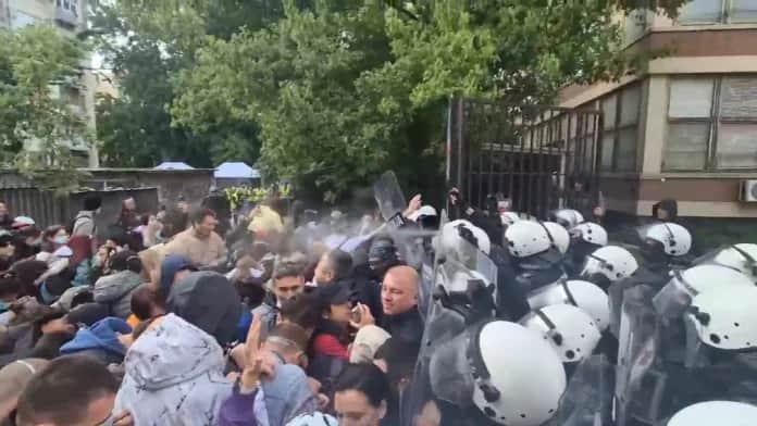 На півночі Сербії відбулись зіткнення між поліцією та протестувальниками, які виступають проти уряду.
