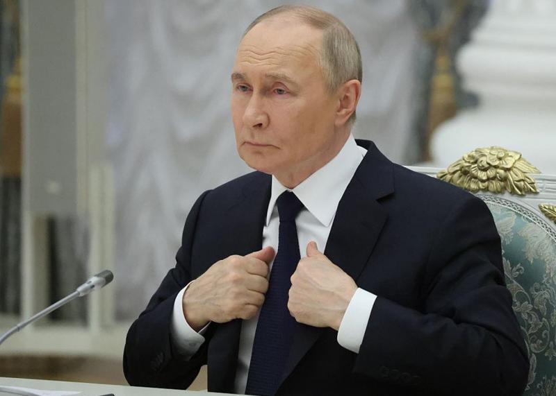 Путін більше доби не коментує удари по російських авіабазах, повідомляють ЗМІ.