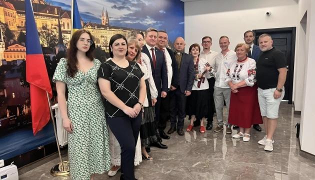Посол України в Чехії здійснив візит до української громади в місті Хомутов.