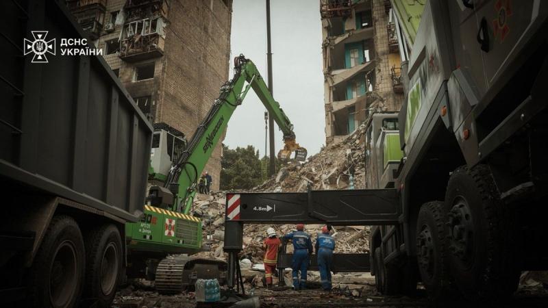ДСНС повідомила, що кількість загиблих внаслідок нападу Росії на Київ 17 червня зросла до 28 осіб.