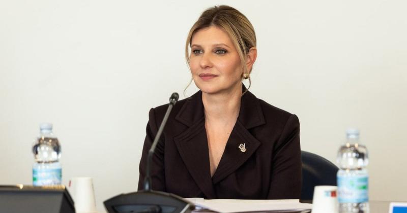 З елегантною зачіскою та жакетом із поясом: Олена Зеленська на бізнес-зустрічі в Італії.