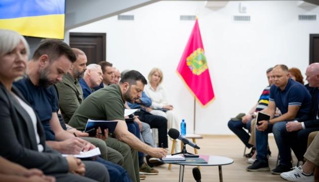 Володимир Зеленський повідомив, що на підприємствах, розташованих у прифронтових територіях, може з'явитися можливість бронювання більшої кількості працівників.