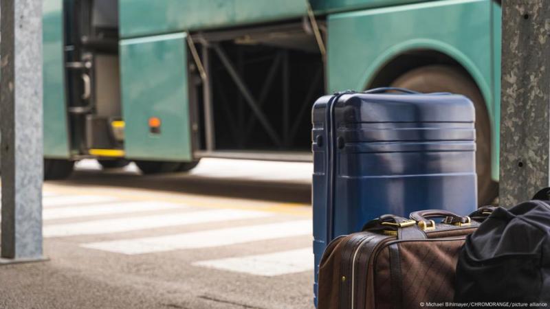 Дозвіл на виїзд молоді до 22 років: можливості або загрози?