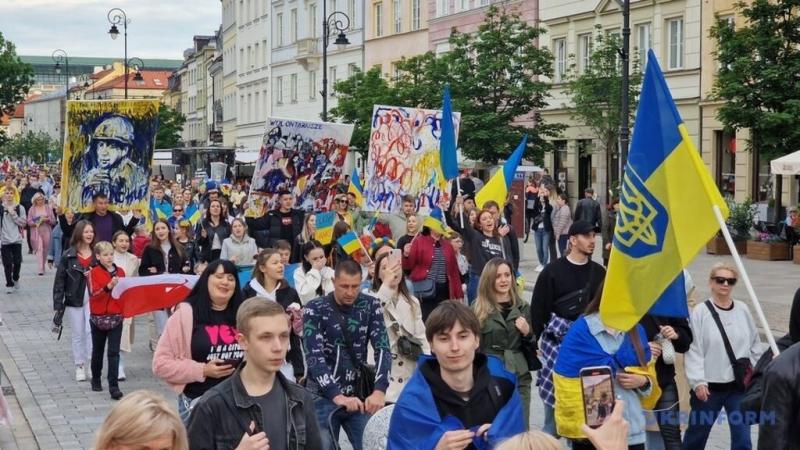 Яка ж зарплата є найбільш привабливою для українців та чи залишається робота за кордоном у тренді? - Українська газета Час.