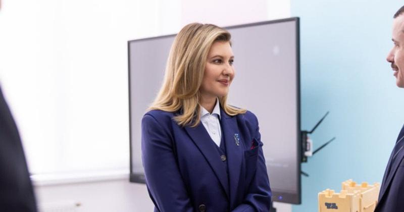 В костюмі-трійці, на лоферах і з витонченою брошкою: Олена Зеленська відвідала Черкащину.