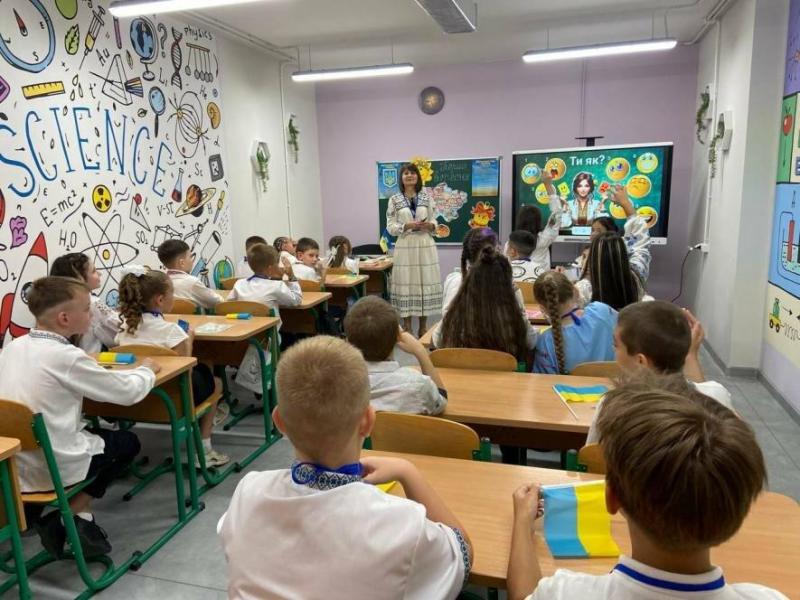 Три нові підземні навчальні заклади, дитячий садок та збільшення окладів: актуальні новини до Дня вчителя.