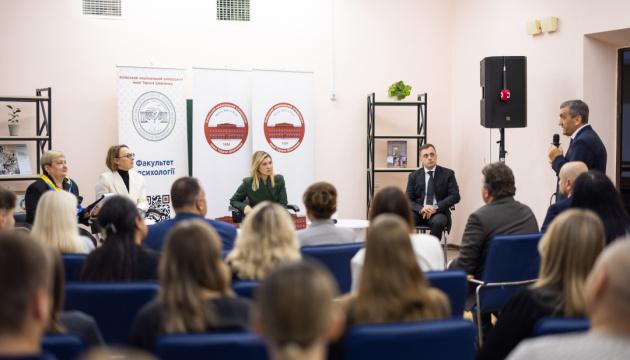 На зустрічі з молодими психологами Зеленська підкреслила, що 80% українців перебувають у стані хронічного стресу.