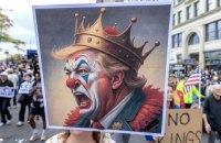 Reuters: тисячі жителів США вийшли на вулиці, висловлюючи протест проти політичних прагнень Трампа.