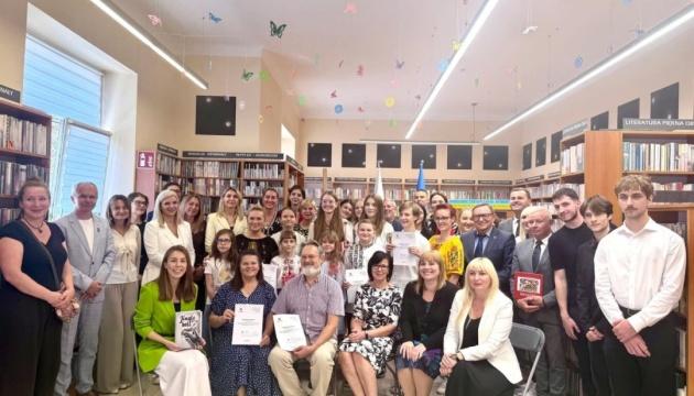 Зеленська повідомила, що в жовтні було досягнуто нового рекорду — встановлено понад 20 книжкових полиць.