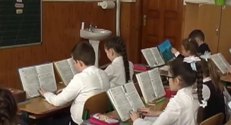 Невдоволення поведінкою учнів у навчальних закладах: у соціальних мережах розгорілася дискусія щодо реакції матері однієї з учениць.