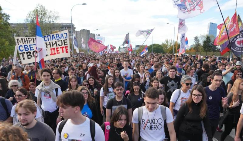 Тисячі молодих сербів відправилися в двохденний похід на честь річниці трагедії в Новому Саді.