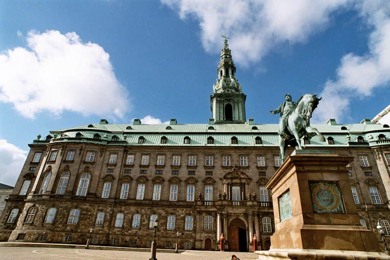 Данський уряд зіткнувся з хвилею критики через існуючу прогалину в системі студентських віз.