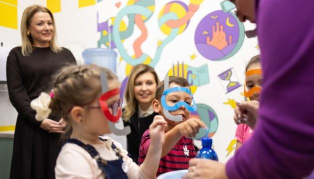 У Полтаві Олена Зеленська завітала до Школи Супергероїв.