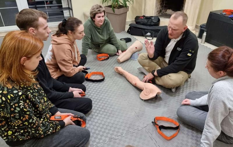 Вчителі отримали навчання з порятунку життів: у навчальних закладах пройшли тренінги з надання допомоги при кровотечах (фото)