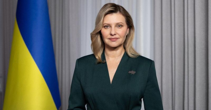 В смарагдовому жакеті з затинкою та брошкою у формі карти: новий ефектний стиль Олени Зеленської.