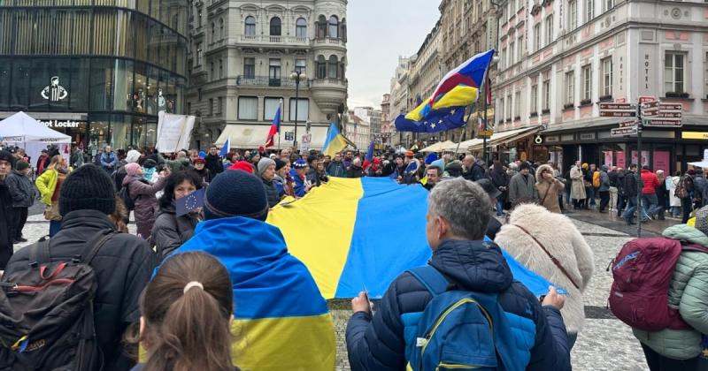 У Празі влаштували акцію, під час якої розгорнули 30-метровий український стяг.