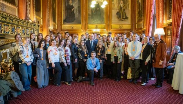 Діти з України мали можливість зустрітися з прем'єром Стармером та спікером Гойлом у британському парламенті.