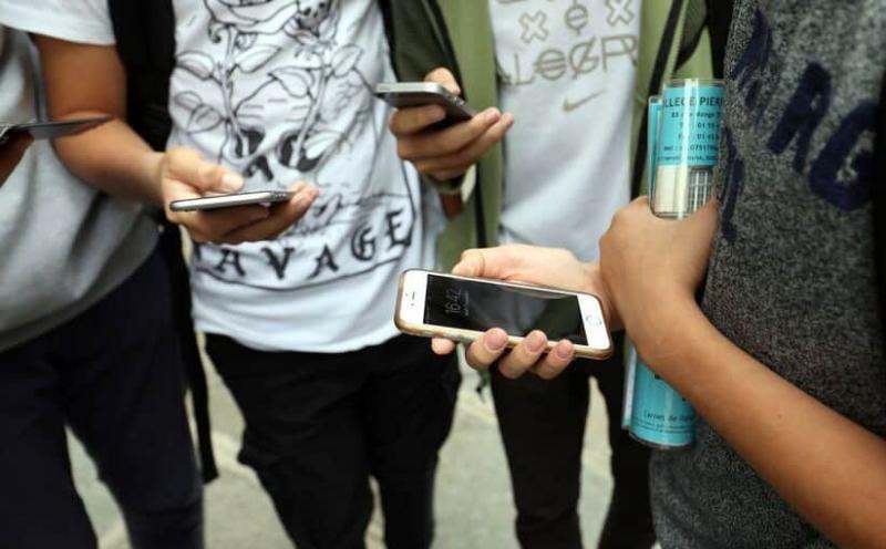 Макрон оголосив про введення заборони на використання смартфонів у старшій школі.