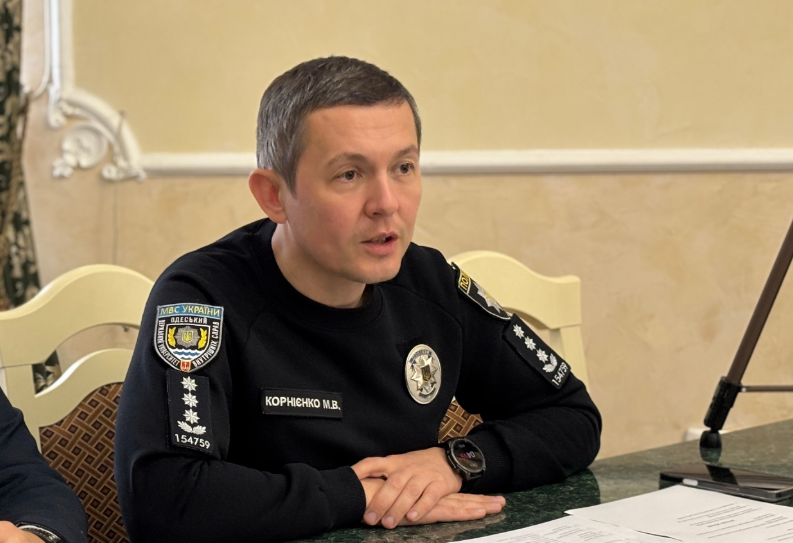 Хоча у деклараціях немає жодного власного майна, проректор ОДУВС Корнієнко користується престижними автомобілями та житлом, що належить його батькові.