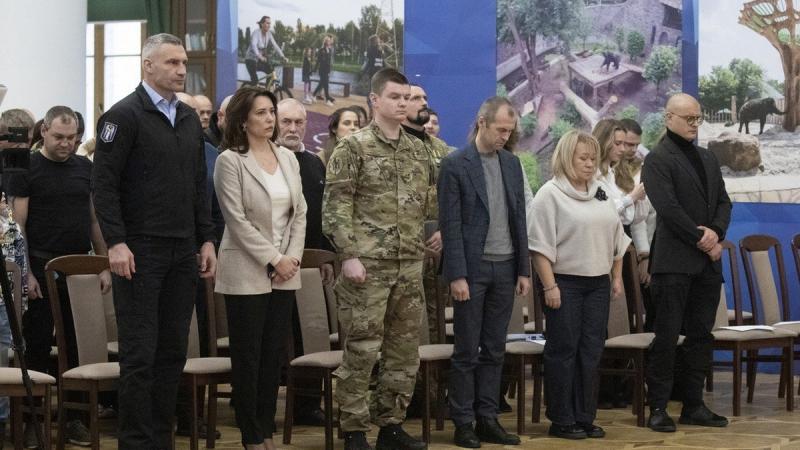 Кличко вручив відзнаки від міста воїнам-оборонцям та оборонцям до свята Збройних Сил України.