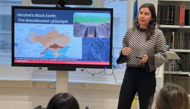 Голодомор та старовинні видання: учні з України в Лондоні вивчають гірку історію та багатство культурної спадщини.