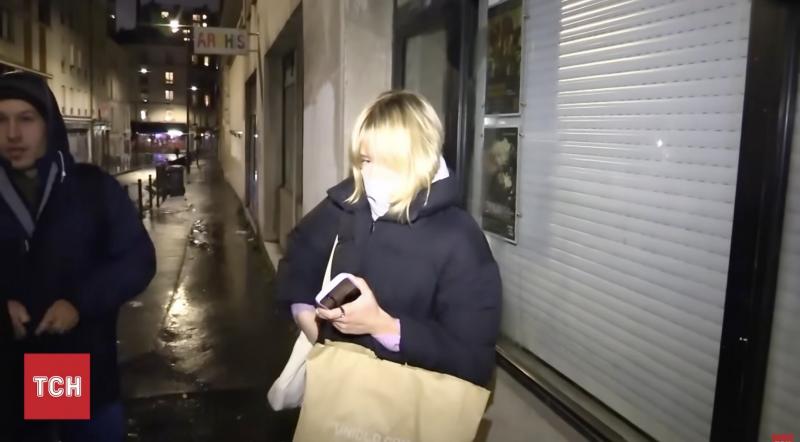 Журналіст ТСН зустрівся з особою, яка, ймовірно, є донькою Путіна, на вулицях Парижа.