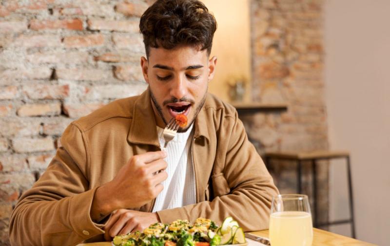 О котрій годині слід обідати, щоб підтримати енергію та концентрацію протягом усього дня: конкретна відповідь.