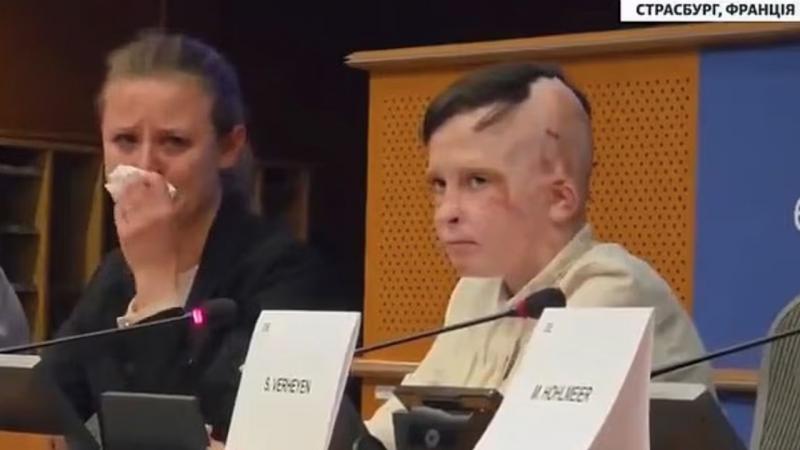 Перекладачка не змогла стримати сліз, слухаючи розповідь 11-річного українського хлопчика, який ділився трагічною історією про те, як бомба, скинута Путіним, забрала життя його матері.