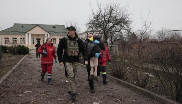 Російський удар з використанням КАБ призвів до поранення жінки та дитини в Кушугумі, Запорізької області, коли вони покидали територію навчального закладу.