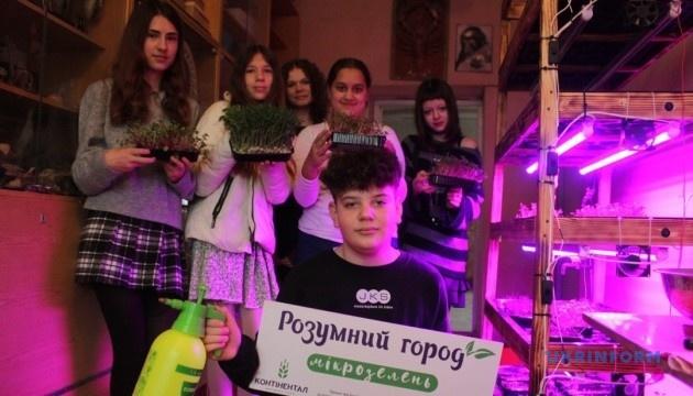 Значками обмінюються під час перерв, а мікрозелень постачають до ресторанів.