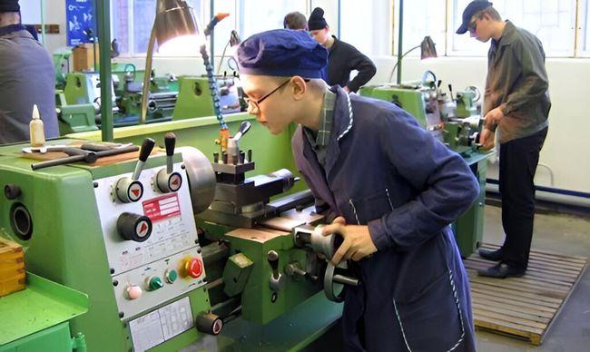 Кремль сприяє залученню молоді до професійно-технічних училищ через критичну нестачу трудових ресурсів - Новини Весь Харків.