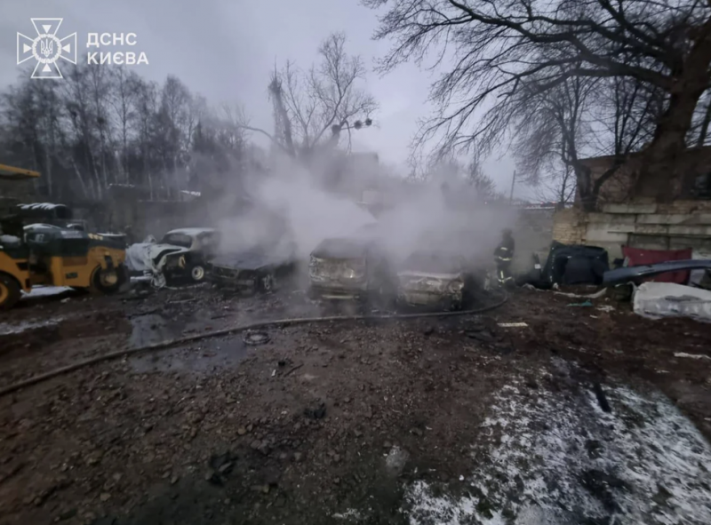 Збройні сили Росії здійснили масштабну атаку на Київ та його околиці, спричинивши численні руйнування та жертви серед населення.