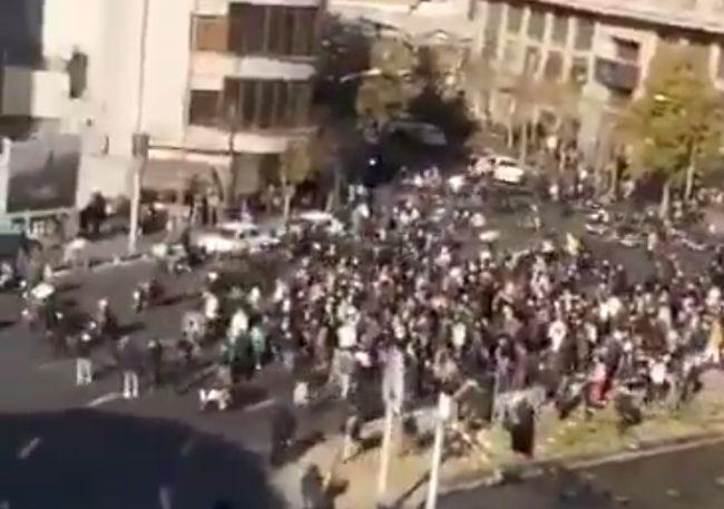 В Ірані відбуваються великі протестні акції по всій території країни, які стали наймасштабнішими з 2022 року, повідомляє Euronews - Новини Весь Харьков.