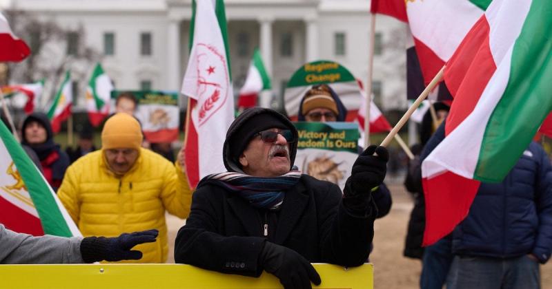 В Ірані продовжуються акції протесту: учасники виступу підпалили військовий об'єкт.