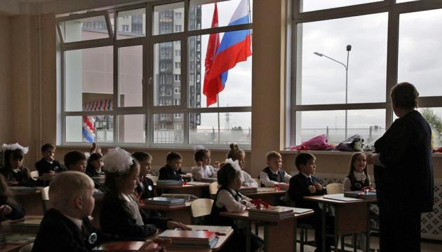 В Росії мають намір зменшити кількість годин на вивчення іноземних мов та збільшити обсяг пропагандистських програм у навчальних закладах, повідомляє ЦПД.